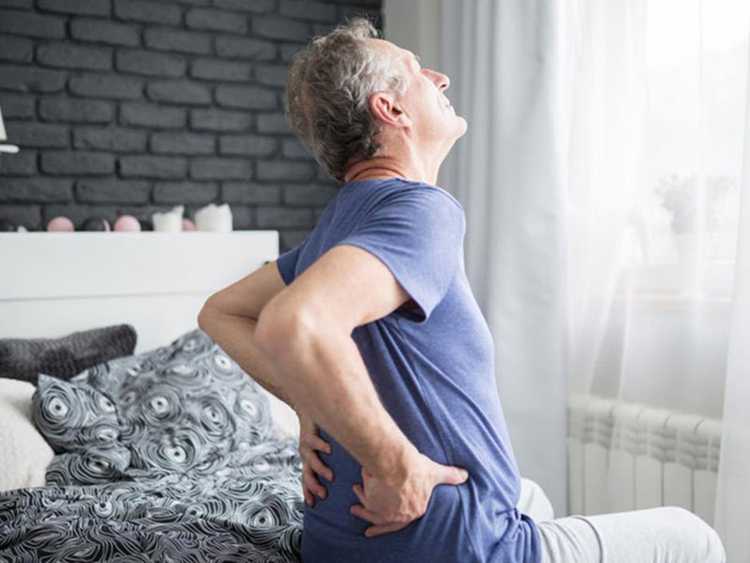 Triệu chứng đau nhức lưng cảnh báo bệnh lý thoát vị đĩa đệm cột sống